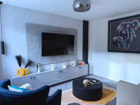 Adeluxe Home - Luxury 2 Bedroom Entire House with Free WiFi, Disney, Netflix and Amazon Prime Included